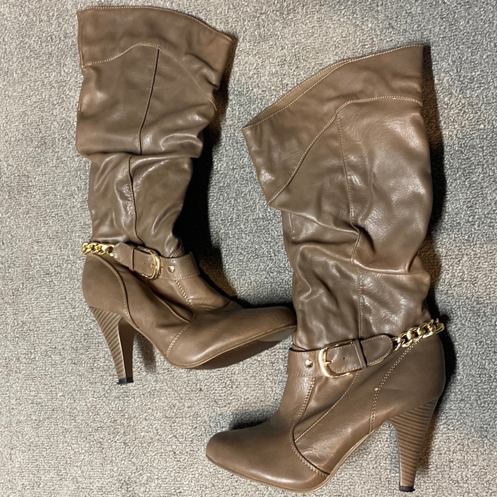 Super cute gold chain heeled boots.